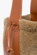 Image CINCH SHEARLING BUCKET BAG | NATURAL TAN 6 of 7